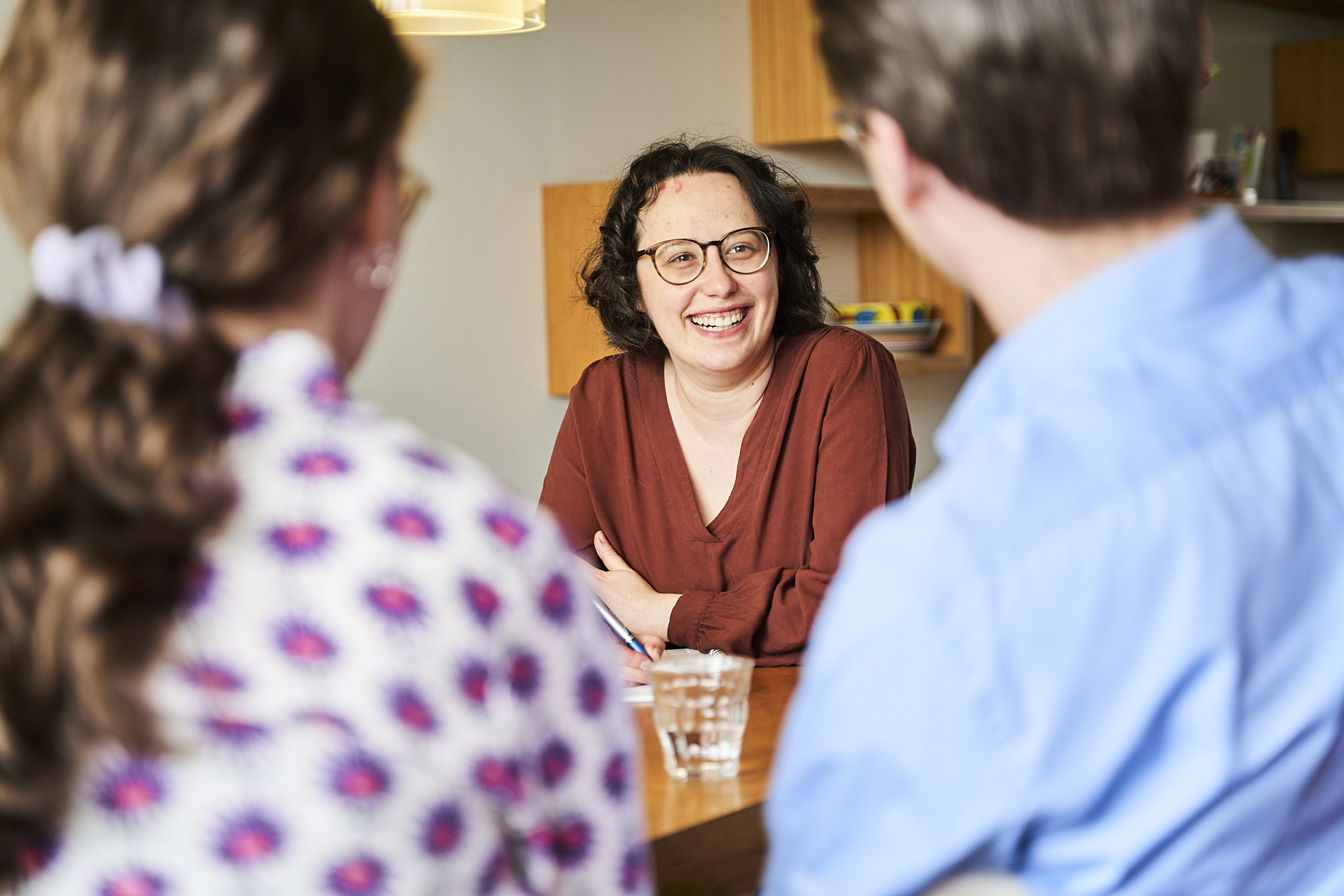 Yente Baggen in gesprek met ouder over opvoeden